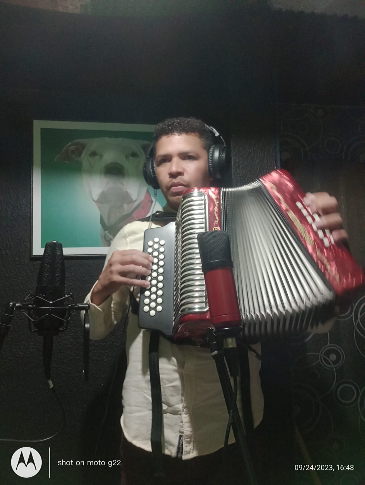 Integrantes de La Dinastía Vallenata tocando en concierto.
